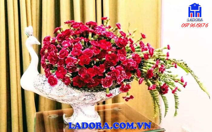 đĩa chim công được dùng cắm hoa trang trí nhà tuyệt đẹp