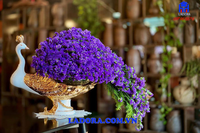 đĩa chim công cắm hoa với vẻ đẹp kiêu sa lộng lẫy khi trang trí trong nhà