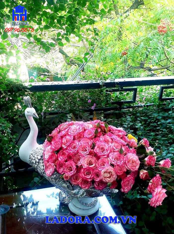 đĩa chim công cắm hoa với vẻ đẹp kiêu sa lộng lẫy khi trang trí trong nhà