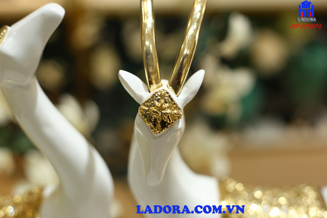 tượng dê được tô điểm màu vàng sang trọng