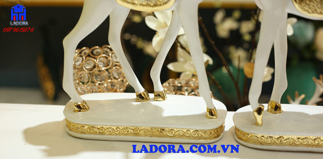 sự trẻ trung và tươi sáng trên decor tượng đôi dê