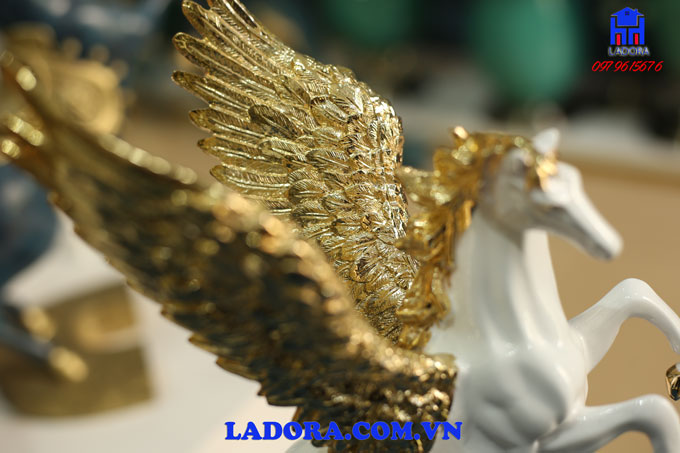 những hình ảnh chi tiết tượng ngựa có cánh trang trí