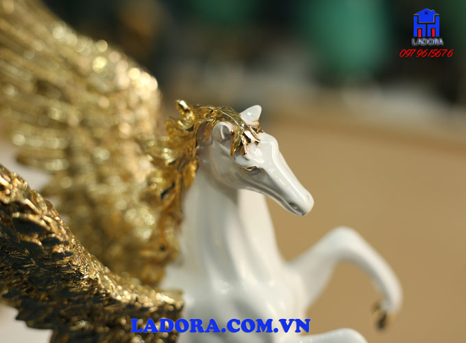 những hình ảnh chi tiết tượng ngựa có cánh trang trí