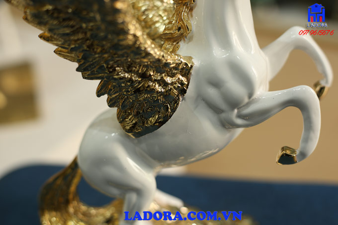 những hình ảnh chi tiết tượng ngựa có cánh trang trí
