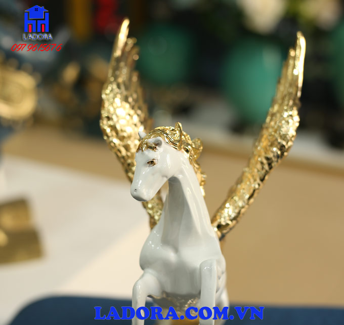 những hình ảnh chi tiết tượng ngựa có cánh trang trí