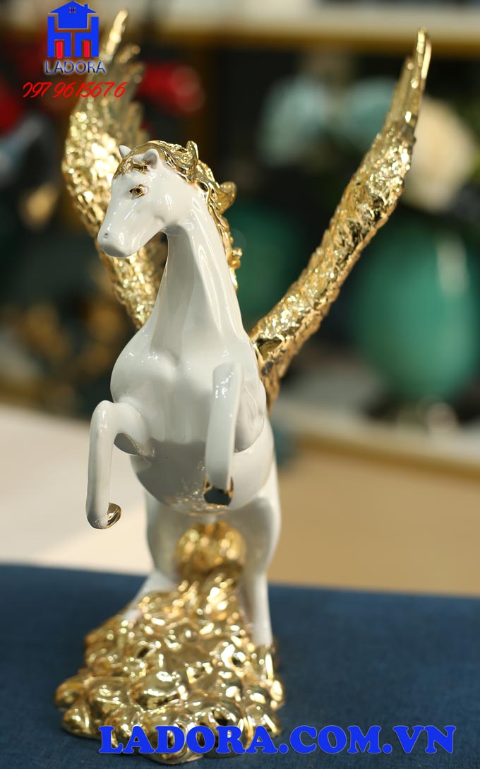 những hình ảnh chi tiết tượng ngựa có cánh trang trí