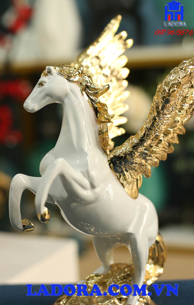 decor trang trí tượng ngựa có cánh giúp mã đáo thành công
