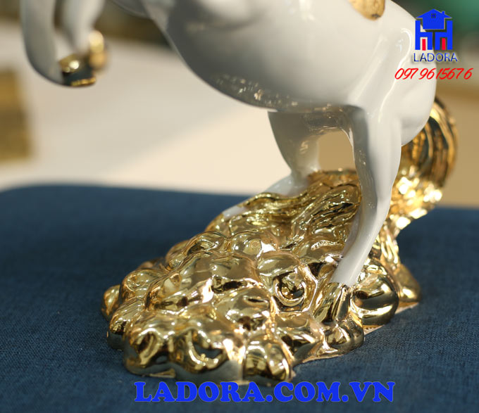 những hình ảnh chi tiết tượng ngựa có cánh trang trí