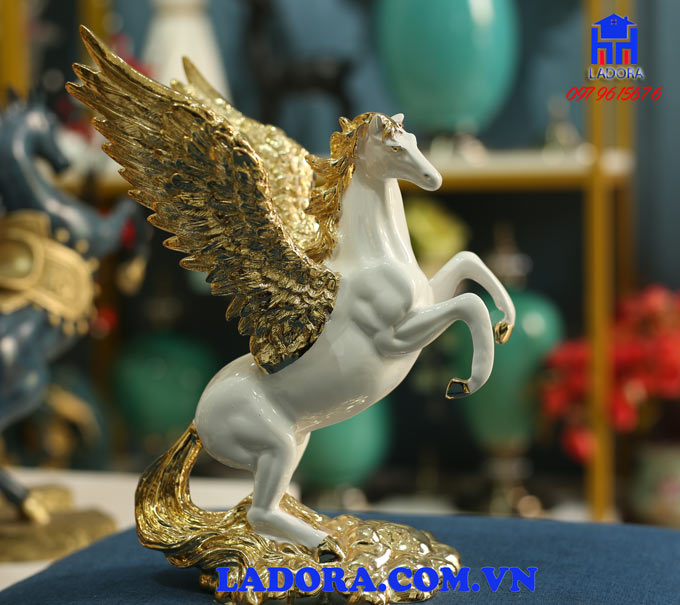 decor trang trí tượng ngựa có cánh tại ladora