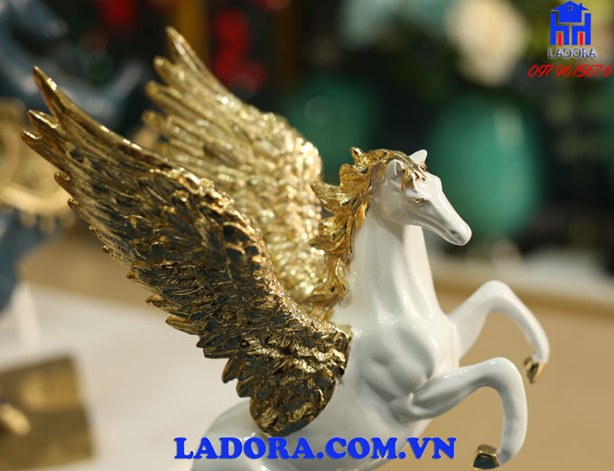 decor tượng ngựa có cánh biểu trưng cho trí tuệ và nghị lực