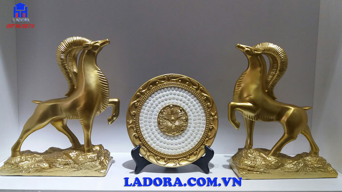 Tượng dê và decor đĩa may mắn