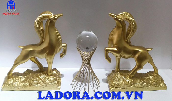 Tượng dê và quả cầu phong thủy