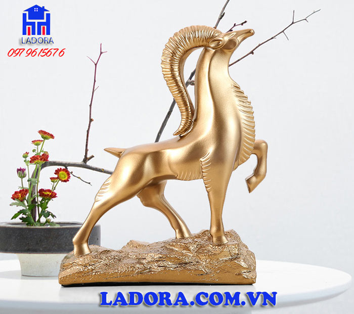 đồ decor tượng dê biểu trưng cho sức mạnh và sự sinh sôi nảy nở