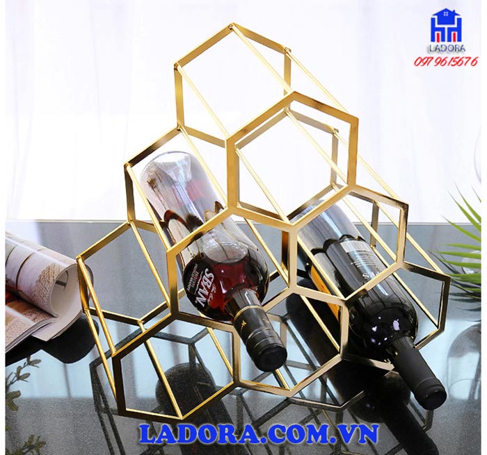 kệ rượu vang tổ ong tạo cho không gian phòng khách sự ấn tượng và sang trọng