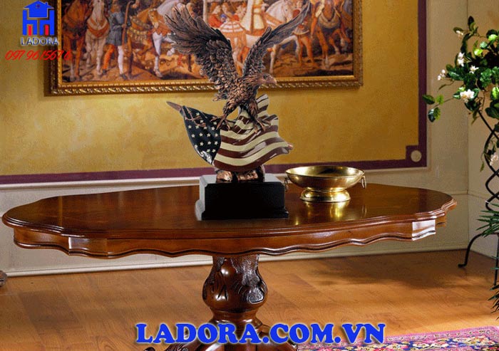 tượng đại bàng với biểu trưng là lá cờ nước mỹ