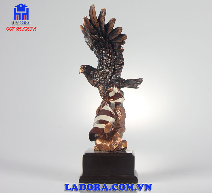 đại bàng là biểu tượng đứng hiên ngang giữa cuộc đời 