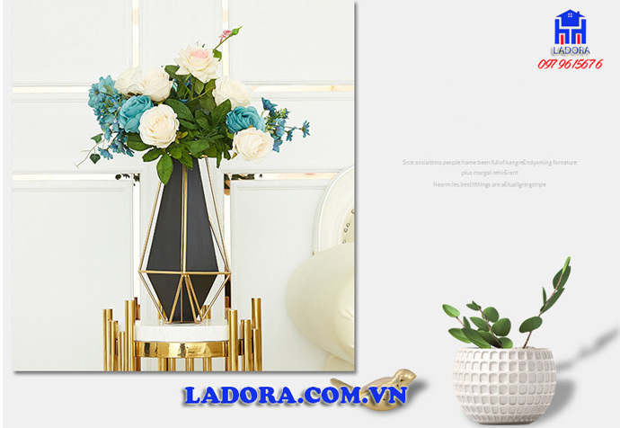 bình hoa với phong cách mới lạ nhưng rất thanh lịch