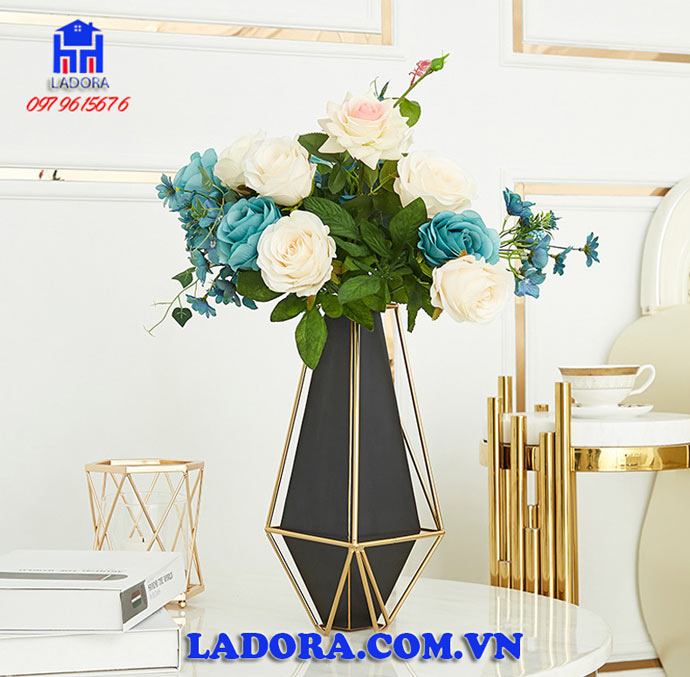 bộ lọ hoa trang trí trên kệ tủ bàn phòng khách