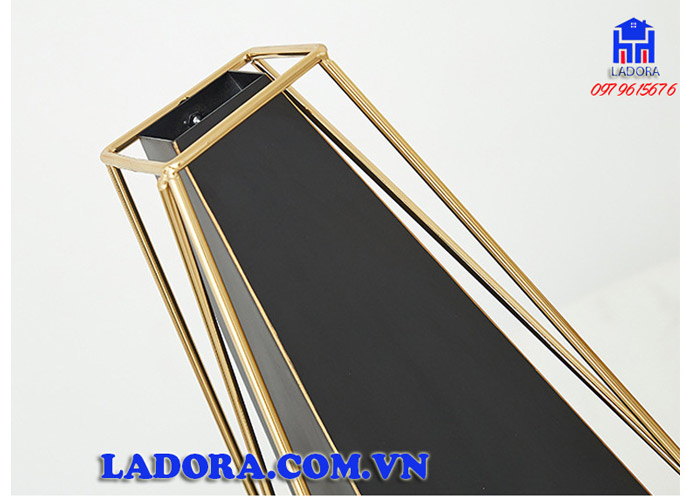 bình hoa được làm từ chất liệu hợp kim cao cấp