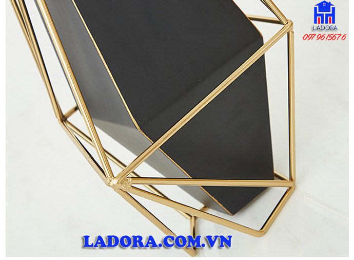 bình hoa được làm từ chất liệu hợp kim cao cấp