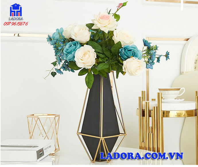 bộ lọ hoa trang trí trên kệ tủ bàn phòng khách