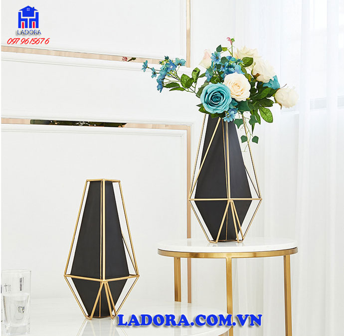 bộ lọ hoa với những đường nét vuông vắn thanh lịch