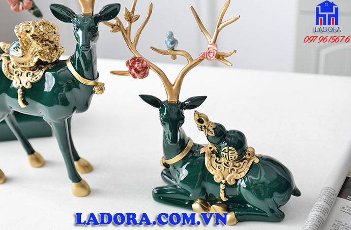 tượng gia đình hươu được chế tác một cách kỳ công và tỷ mỉ