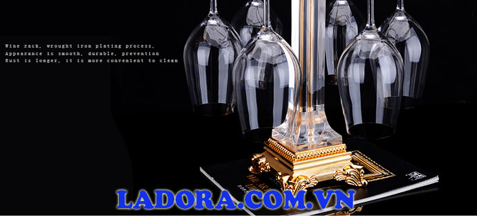 giá treo ly rượu được phủ màu vàng sang trọng