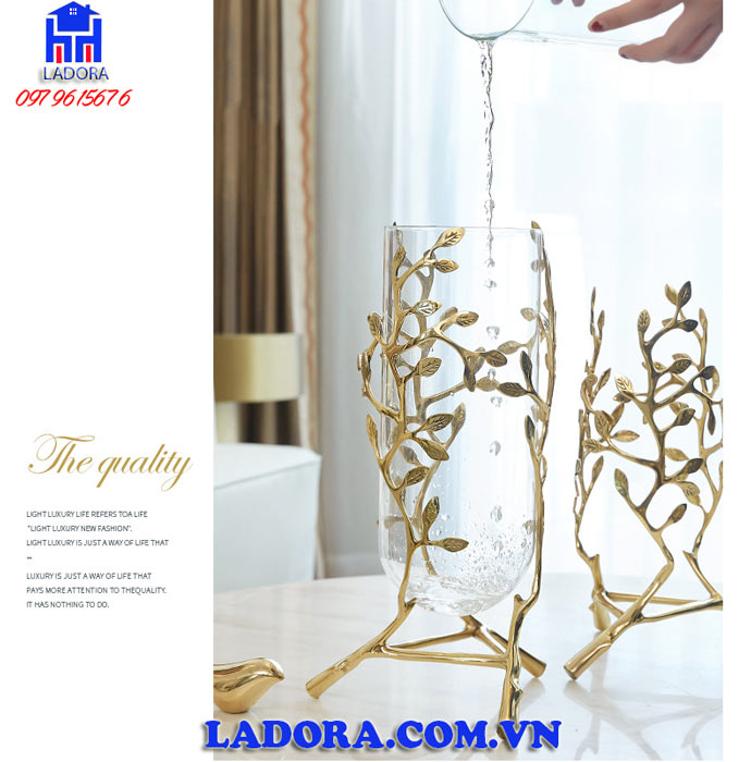 bộ lọ hoa được làm từ thủy tinh và hợp kim mạ tĩnh điện cao cấp