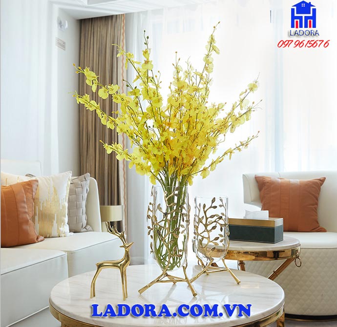 lọ hoa thủy tinh xinh đẹp và thanh lịch