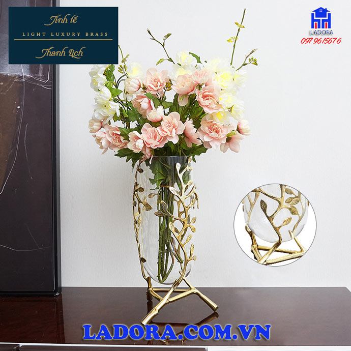 hình ảnh chi tiết trên thân lọ hoa