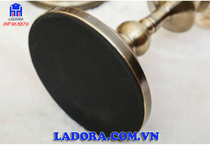 chân đế của lọ hoa thủy tinh