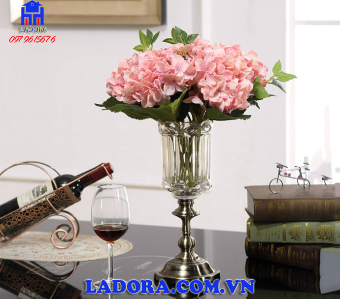 lọ hoa thủy tinh mang phong cách tân cổ điển tinh tế