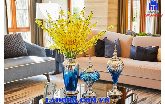 lọ hoa được thiết kế với phong cách tân cổ điển sáng tạo