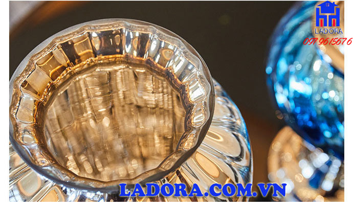lọ hoa với chất liệu thủy tinh cao cấp