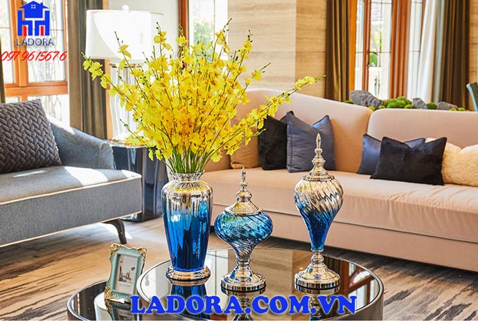 lọ hoa trang trí là sự kết hợp giữa màu xanh và màu bạc