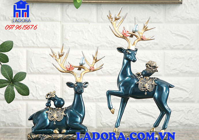 tượng hươu với đôi sừng đầy chim hoa đua nở