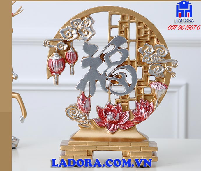 ý nghĩa của chữ Phúc ở giữa tượng đôi hươu trang trí