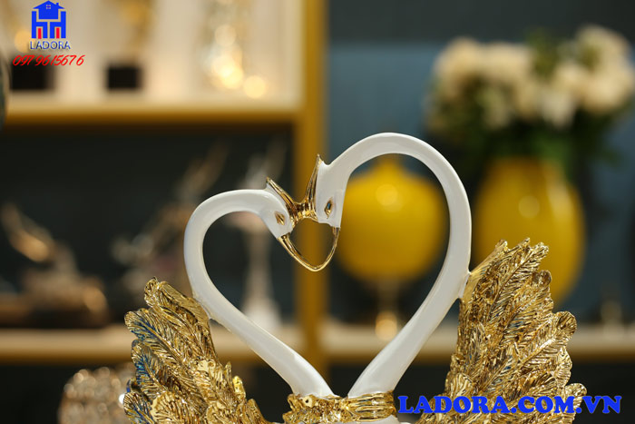 tượng đôi chim chụm đầu vào nhau thể hiện tình yêu thắm thiết