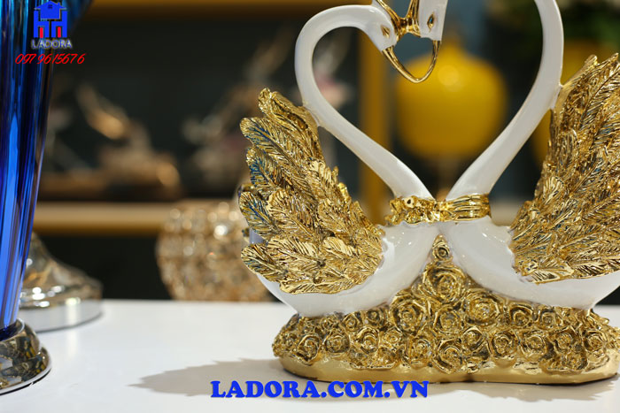 tượng đôi chim thiên nga trang trí trong nhà biểu trưng cho tình yêu và lòng chung thủy