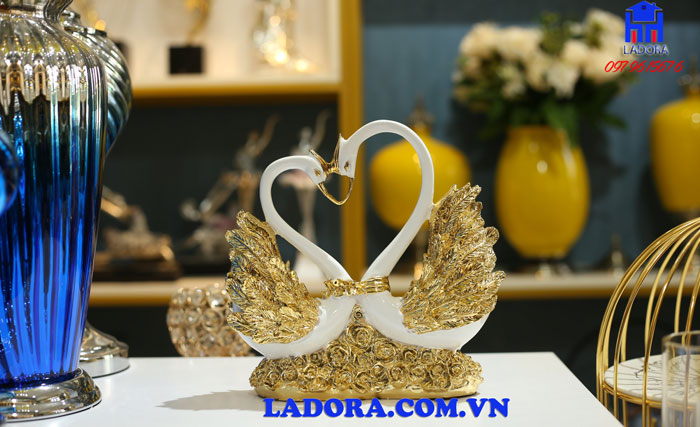 tượng đôi chim thiên nga thường được trang trí trong phòng khách phòng ngủ