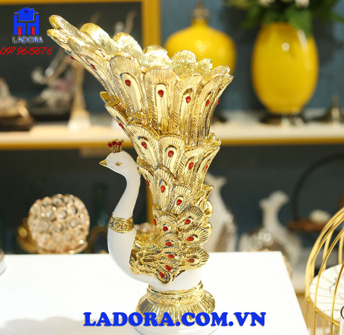 bình hoa con chim công được trau chuốt tỷ mỉ bởi bàn tay người nghệ nhân