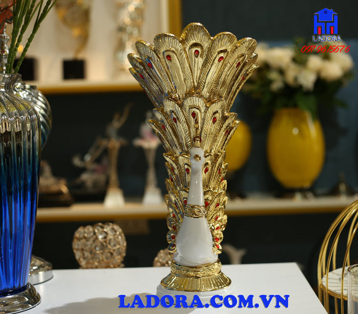 chim công khoe sắc đẹp lộng lẫy trên chiếc bình hoa