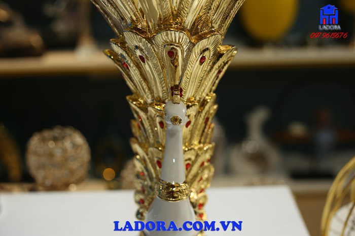 bình hoa chim công phù hợp trang trí trên bàn phòng khách, kệ tủ ti vi