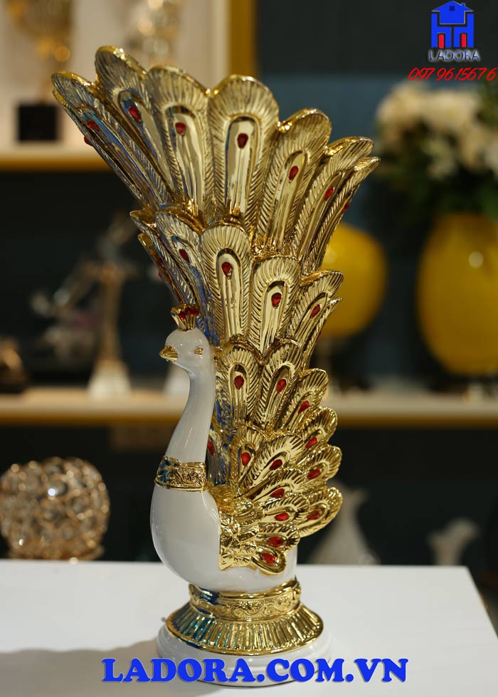 trên thân bình hoa đính những viên đá quý mô phỏng