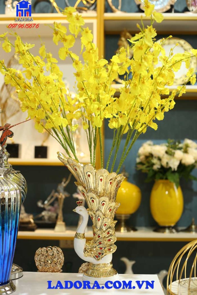 bình hoa chim công cắm hoa lụa