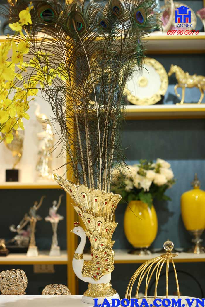 bình hoa con công cắm lông công