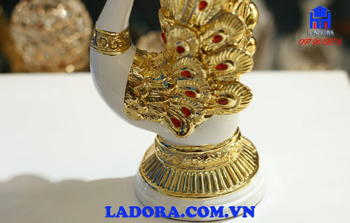 đuôi chim công được tô điểm những viên kim cương làm điểm nhấn