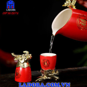 bộ ly gồm 12 chén gắn biểu tượng của 12 con giáp