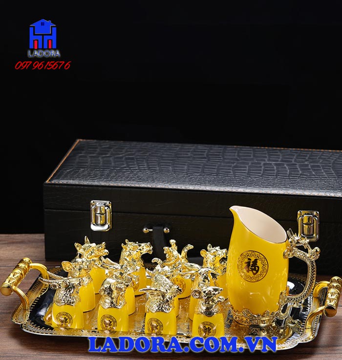bộ ly rượu 12 con giáp đem mời rượu bạn bè thật độc đáo